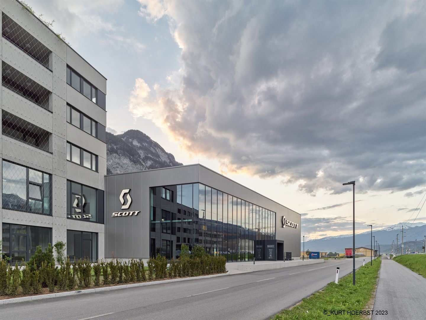 Tirol Center Kematen, Gebäude DII — Bürogebäude mit Scott-Fassade vor dramatischem Abendhimmel
